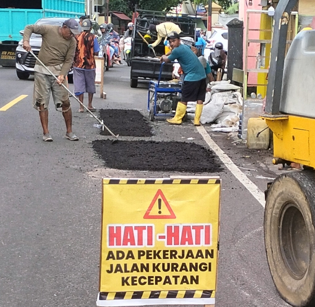 Sehari Jelang Kedatangan Wapres, Jalan Berlubang Langsung Ditambal