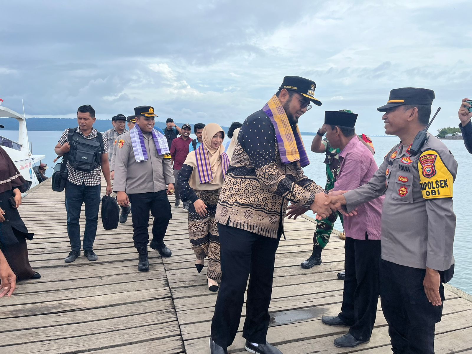 Kunjungan Kerja Bupati Halmahera Selatan Basam Kasuba, Didampingi Kapolres Ke Pulau Obi