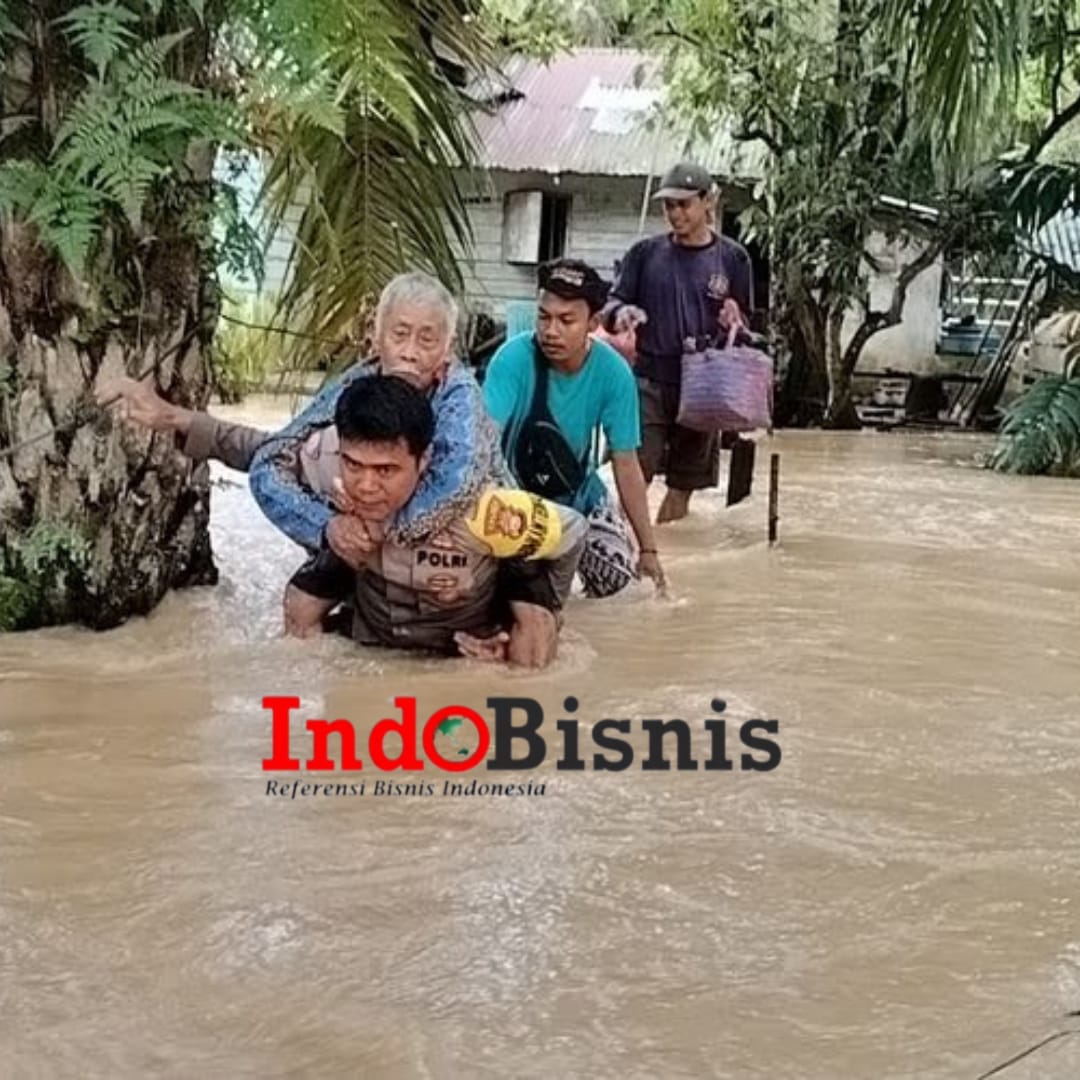 Gerak Cepat Polri Evakuasi Lansia Serta Berikan Bantuan Korban Banjir di Rokan Hulu