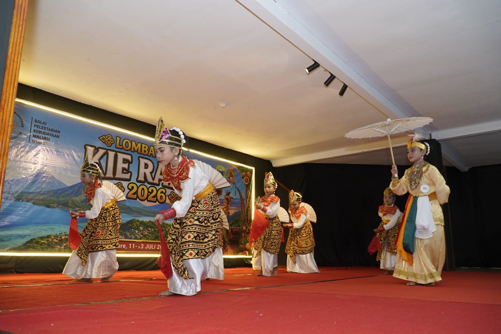 Ahmad Laiman Buka Lomba Tarian Tradisional Kie Raha, Dorong Pelestarian Budaya Maluku Utara